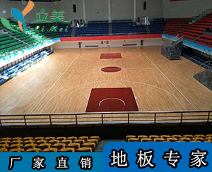 柞木运动木地板是室内球场常用的木地板材质之一，具有良好的运动性能和耐用性。以下是关于它的详细介绍：      材质特性         木材外观：柞木的木质为白色至浅棕色，心材粉红棕色，绝大部份为直纹，纹理较粗糙，具有浓郁的自然气息。         image         建筑材料 柞木运动木地板         物理性能：柞木密度适中，Janka 硬度约 1360。其比重大，强度高，具有中等抗弯曲强度及刚性，断裂强度高，握钉力大，不易弯折，能够很好地防止地板出现变形起拱的现象。同时，柞木的柔韧性优